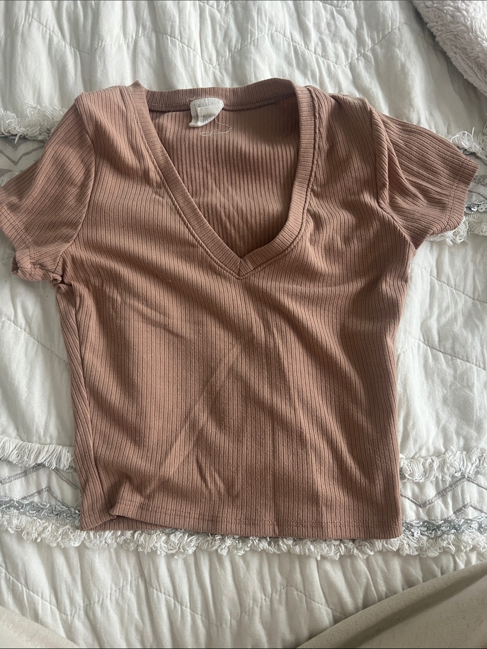 Full Tilt Ribbed V-Neck Short Sleeve Tee in Mauve